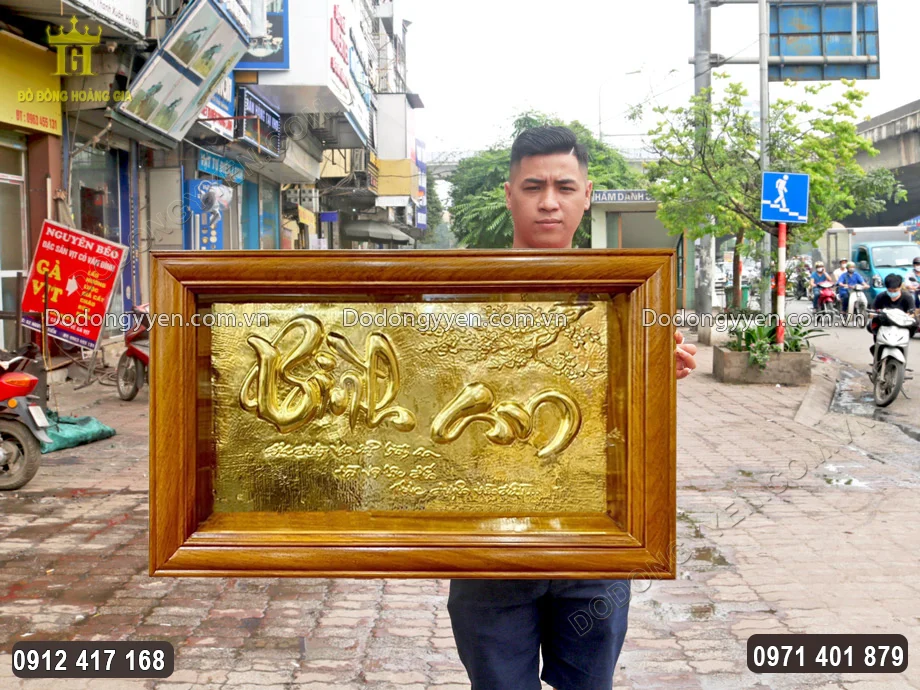 Khung tranh bằng gỗ gụ chắc chắn